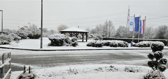 Zimska idila u našem školskom dvorištu ❄️